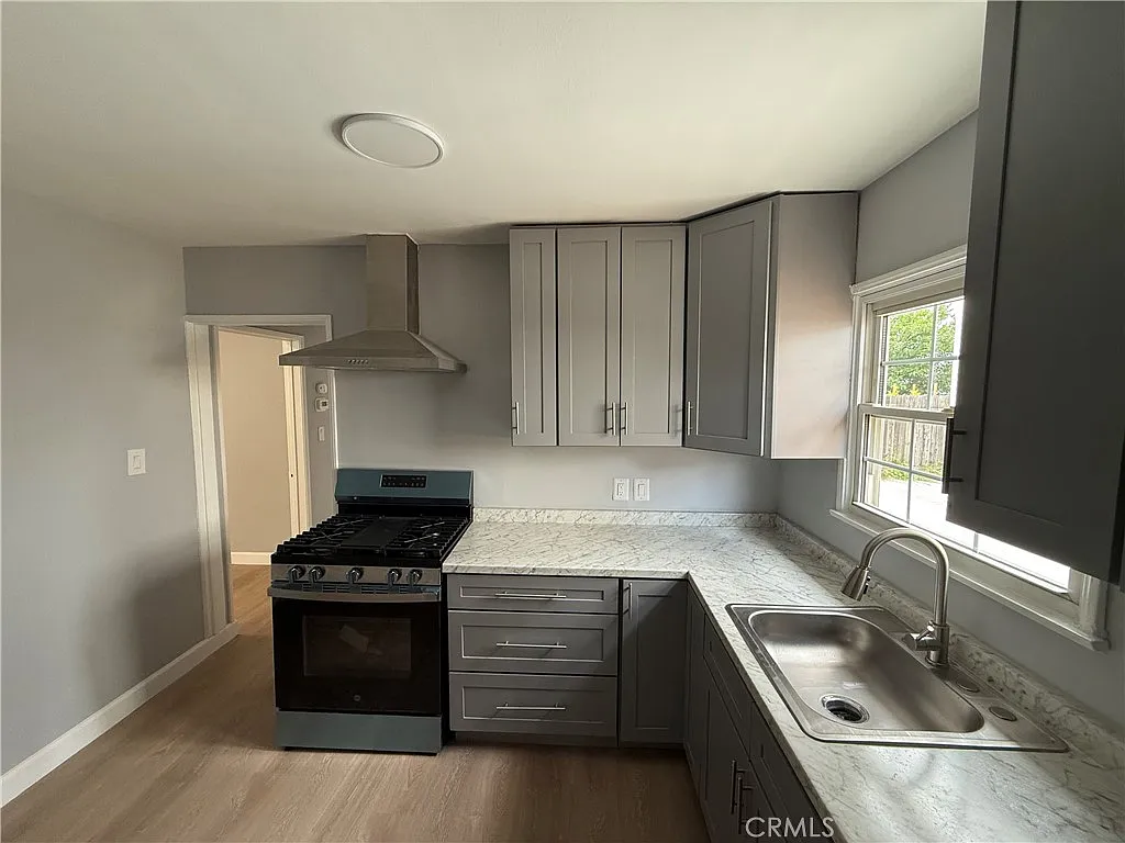 3 bed, 850 sqft, $3,500 — Photo 2