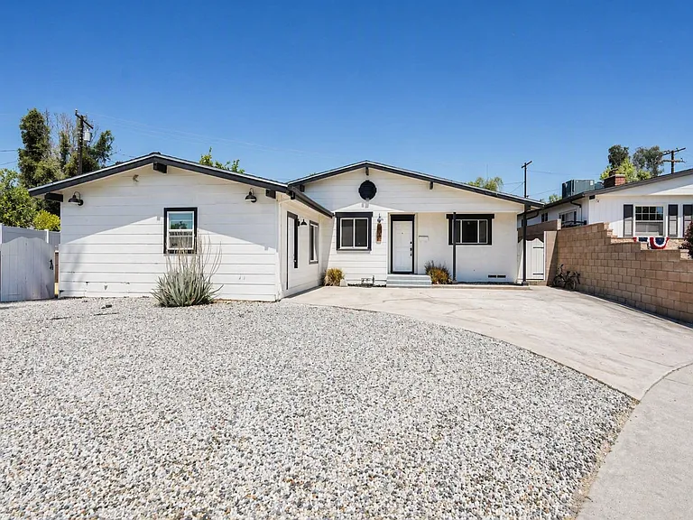 719 Esther Way — Photo 3