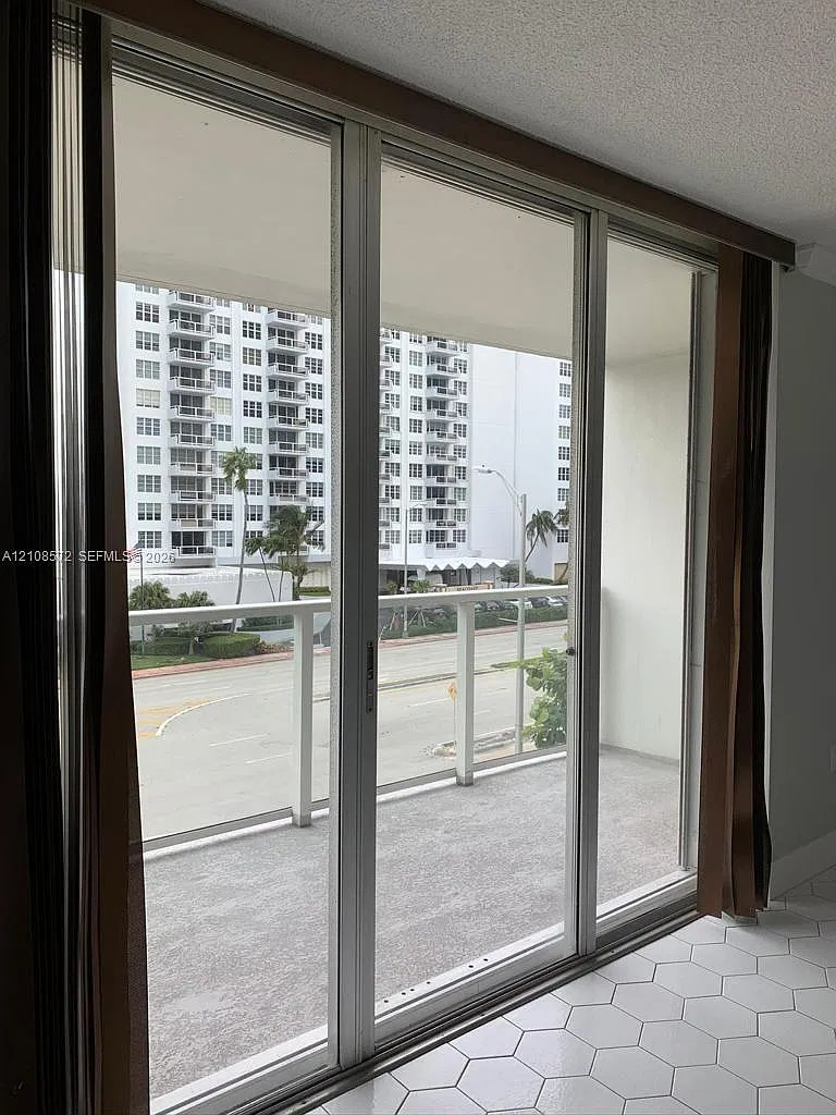 Arlen Beach Condo — Photo 4