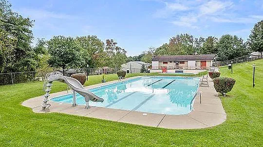 208 Meadowview Dr — Photo 23