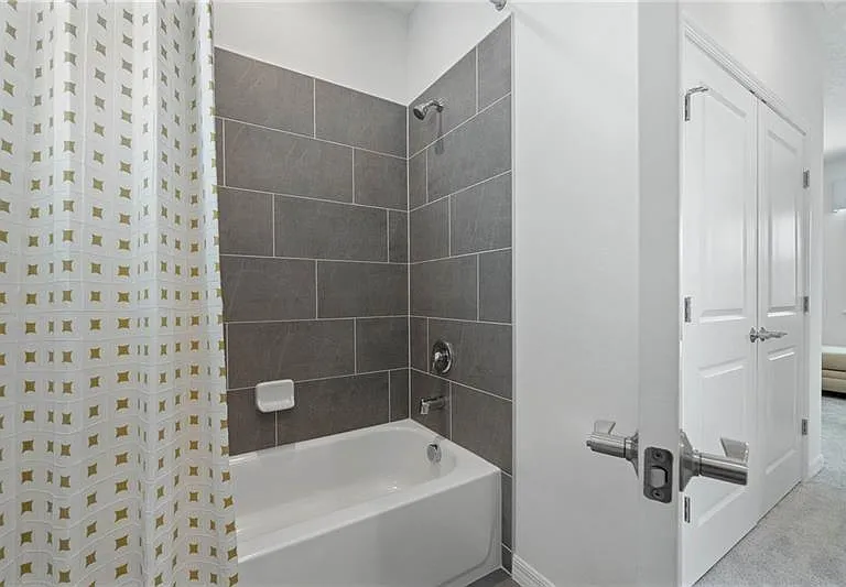 628 Devon Aly — Photo 10