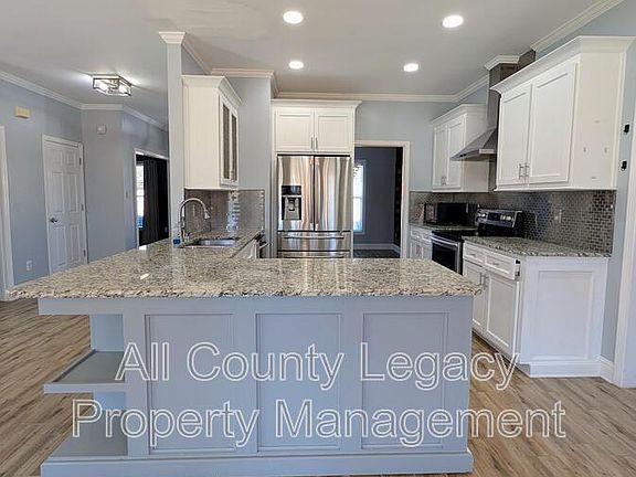 3rd image of 828 Windsor Oak Cir