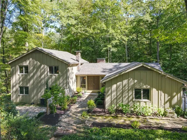 4355 Som Center Rd, Moreland Hills, OH 44022