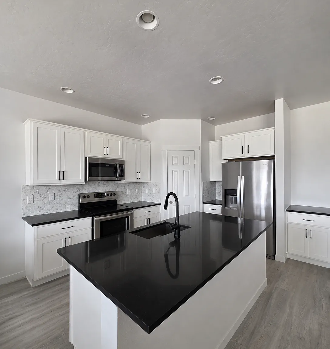 3 bed, 1858 sqft, $2,195 — Photo 3