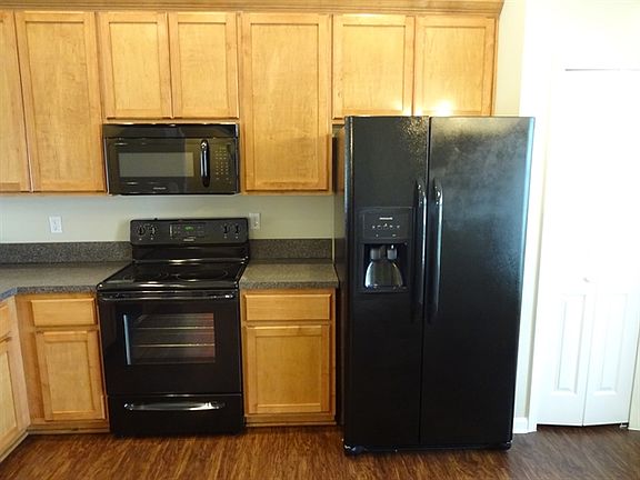 4th image of 2707 Royal Pointe Dr