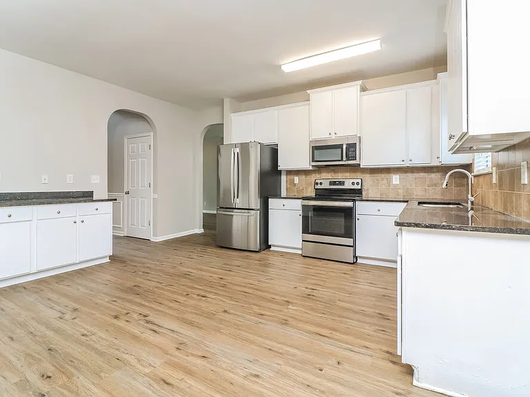 3752 Sunbridge Dr — Photo 9