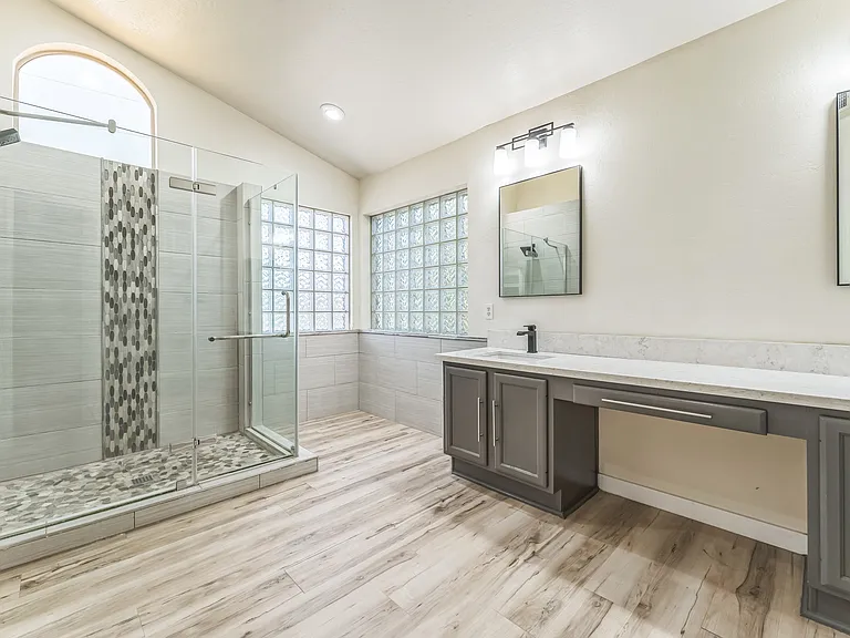 1111 W Washington Ave — Photo 10