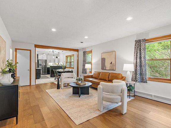 5th image of 318 8th Ave NE