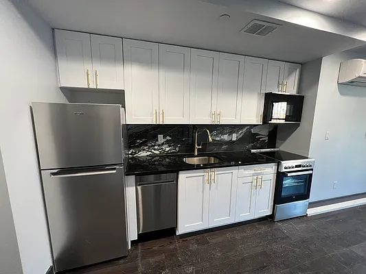 Rented by Delmark Realty LLC | media 48