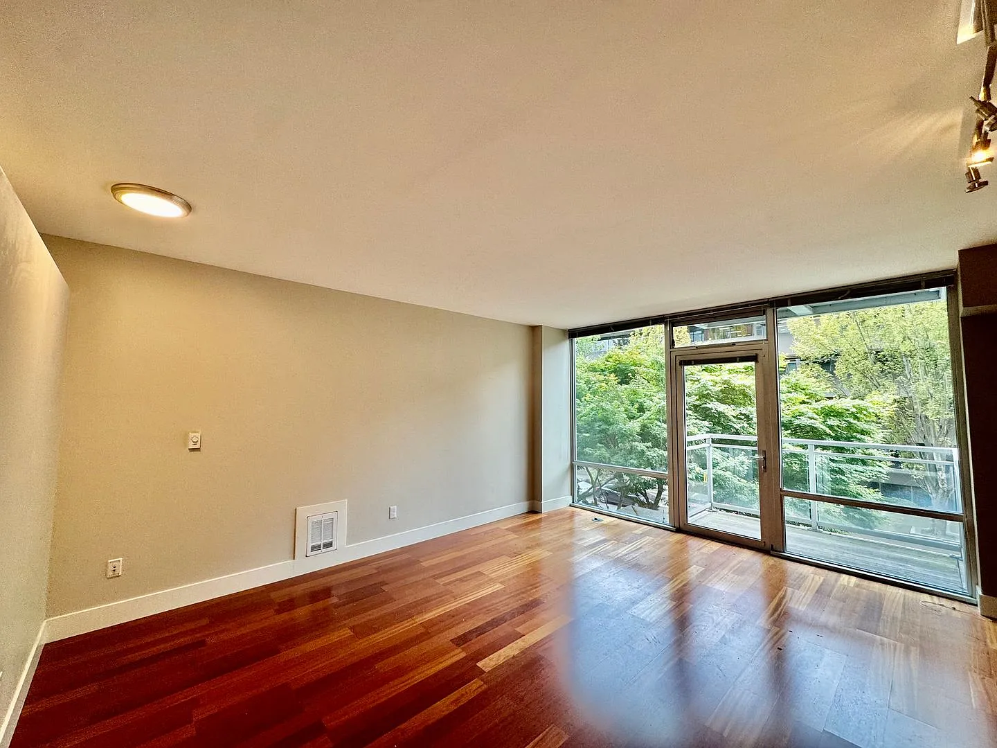 One-Bedroom Condo located in Prime Area of Downtown — Photo 4