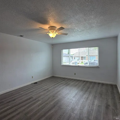 102 Laurel St Photo 1