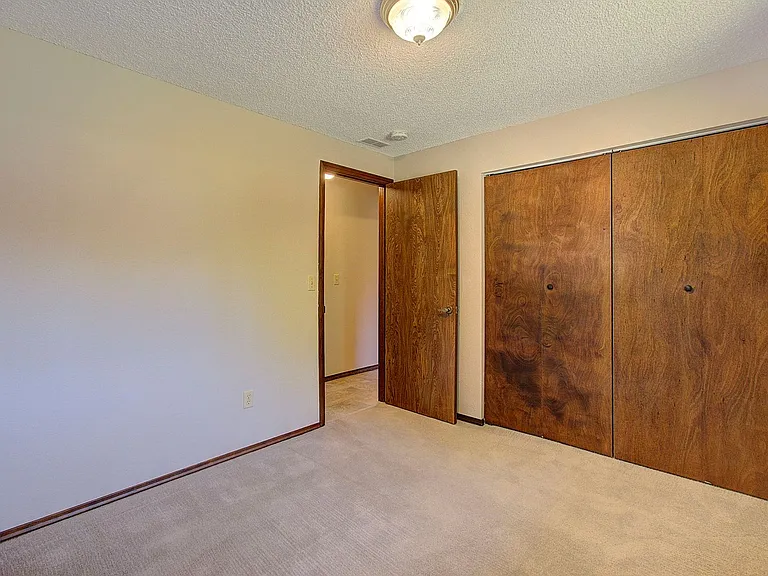 1114 SE 106th Ct — Photo 8