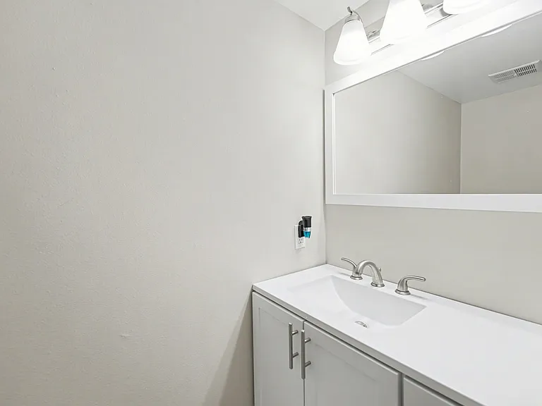 1819 Clearbrooke Dr — Photo 5