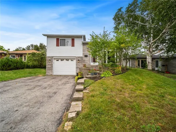 126 Shakespeare Cres, Barrie, ON L4N 6C4