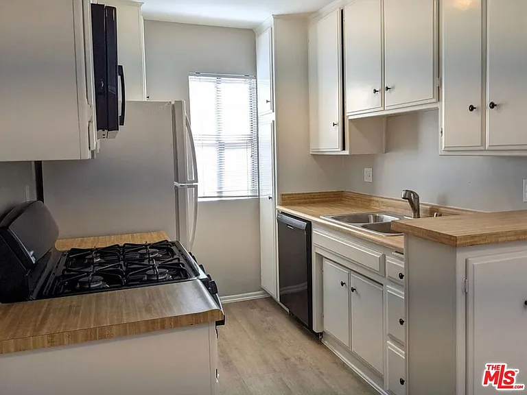 1818 Kelton Ave #104 — Photo 5