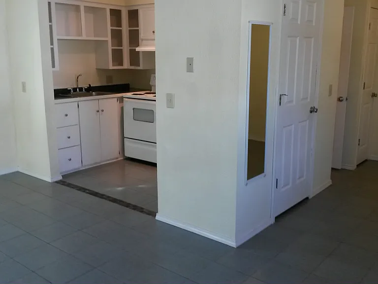 910 S Campbell Ave #4 — Photo 2