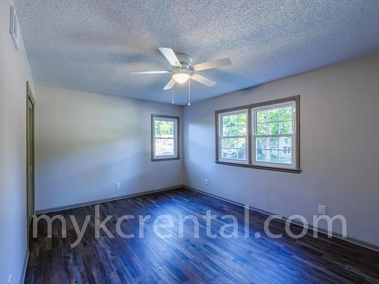 7915 W 59th Ter — Photo 17