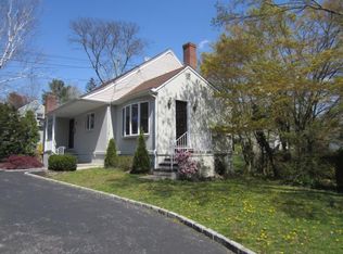 207 Old Wilmot Rd, New Rochelle, NY 10583