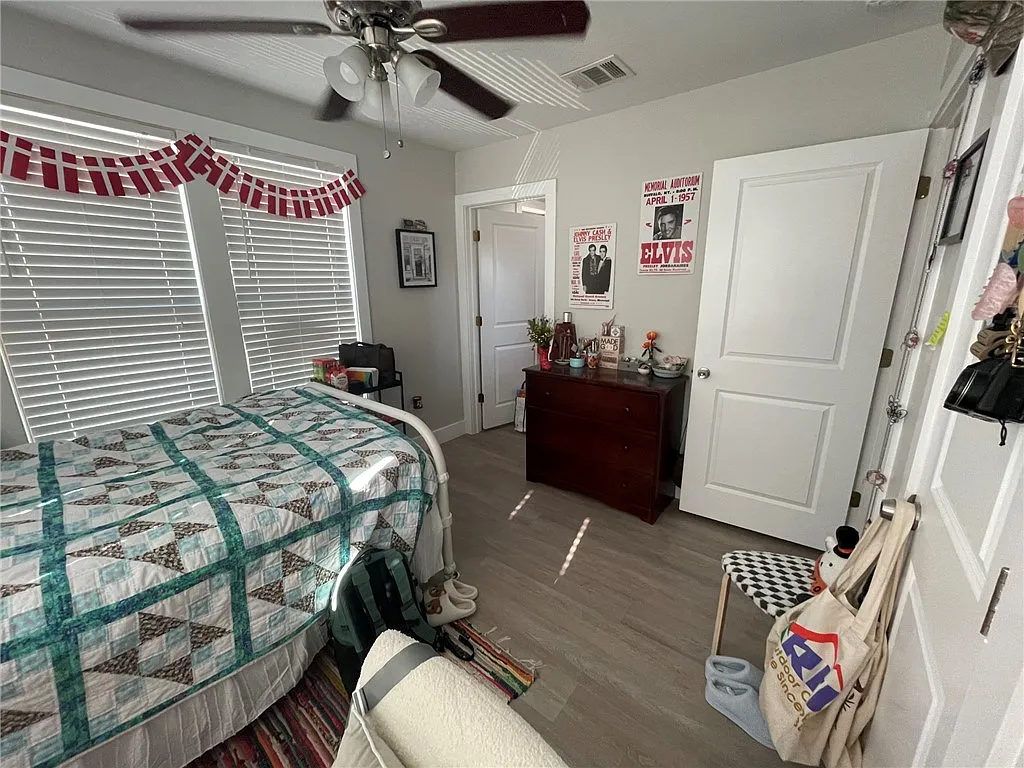 4 bed, 1200 sqft, $2,800 — Photo 4