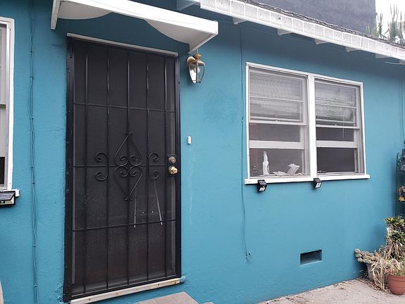 Unit with Security Screen Enjoy your Elec or Propane BBQ here, too!!