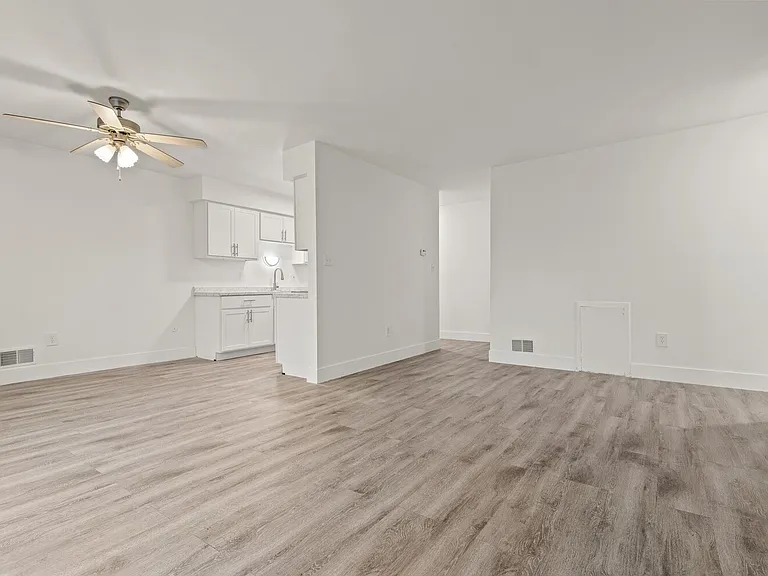 Carriage Hill Apartments - Dearborn Heights, MI — Photo 7