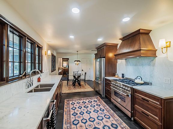 4th image of 3664 Marlborough Way