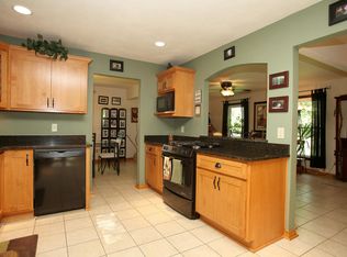W329S7061 Oak Knoll Dr, Mukwonago, WI 53149