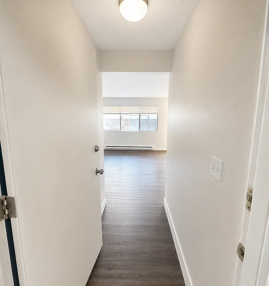 1 bed, 698 sqft, $1,425 — Photo 2