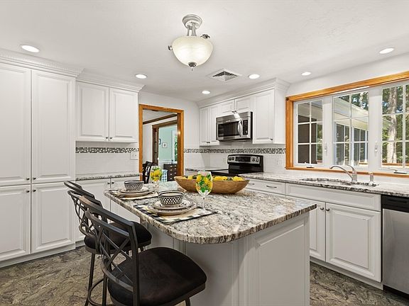 5th image of 32 Heritage Dr
