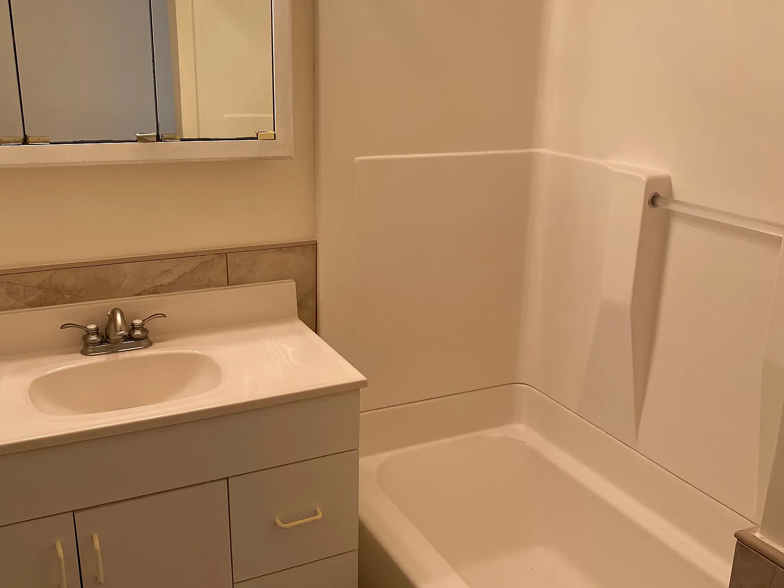 4 bed, 2.5 bath, 2080 sqft, $3,300 — Photo 3