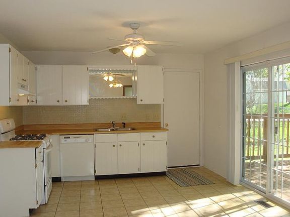 Spacious kitchen with lots of cabinets
