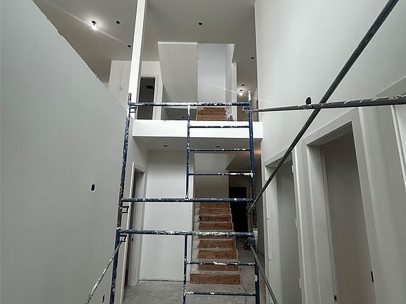 5th image of 237 Turnberry St