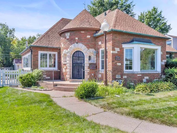 2937 E Locust St, Davenport, IA 52803