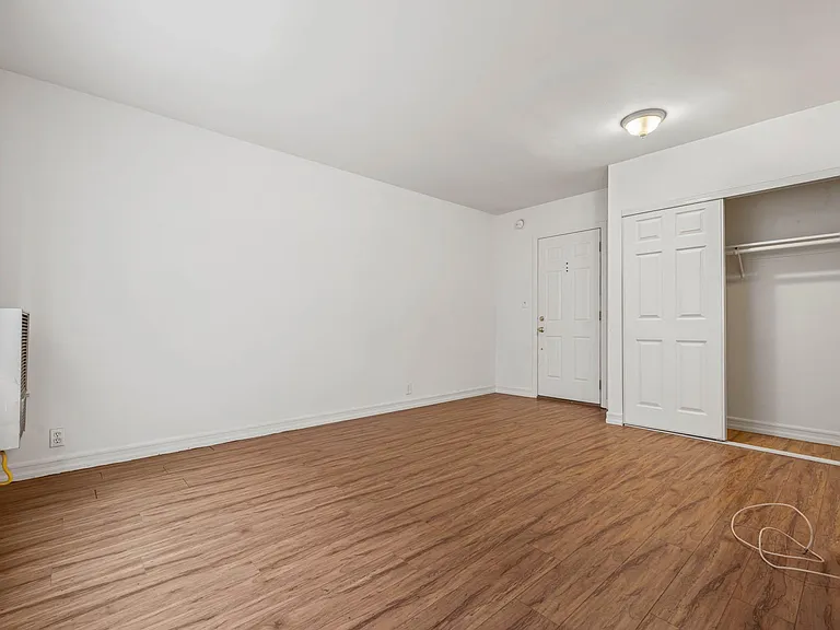 Beverly Blvd Apartments — Photo 17