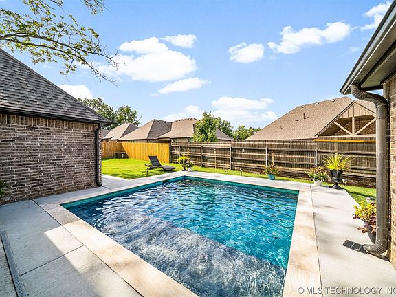 4th image of 1504 Wildwood Dr