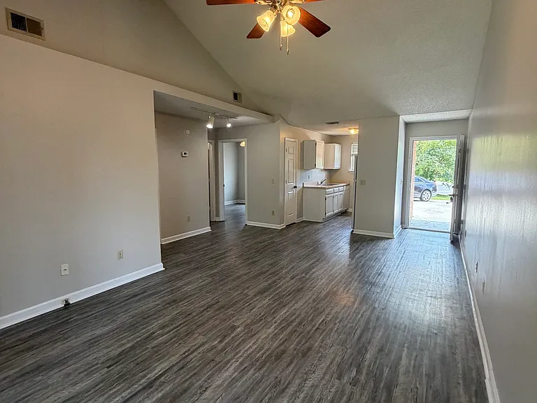411 Baltic Ct — Photo 6