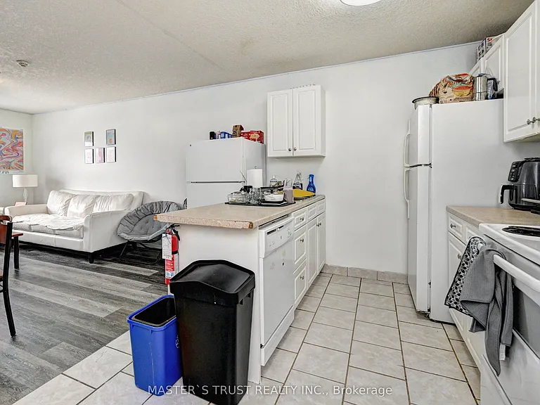 81 Columbia St W #12 — Photo 11