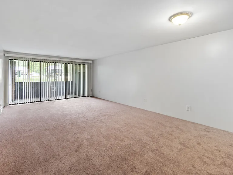 Greenwich Manor Apartments — Photo 18