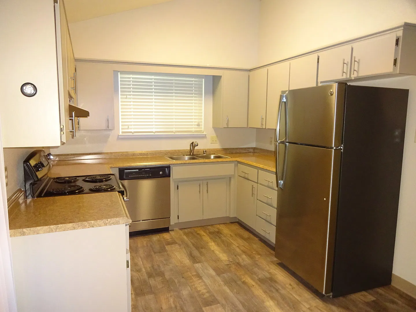Espana West, Simply Gorgeous and All Single Story! — Photo 1