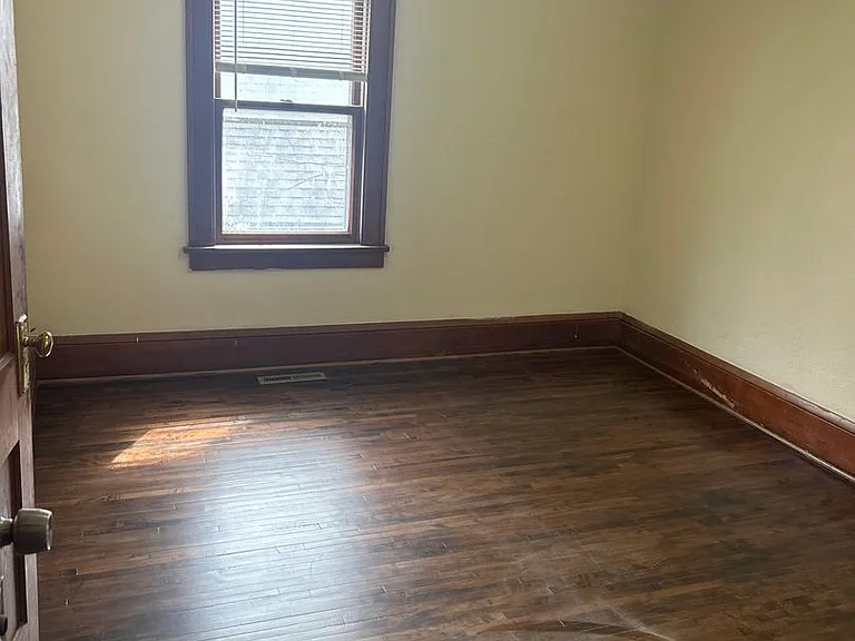 903 Newton Ave N — Photo 7
