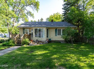 822 13th Ave S, Grand Forks, ND 58201