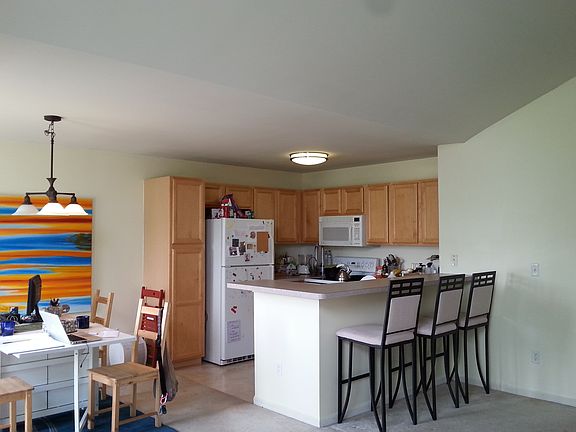 Kitchen Bar (stools included in rental)