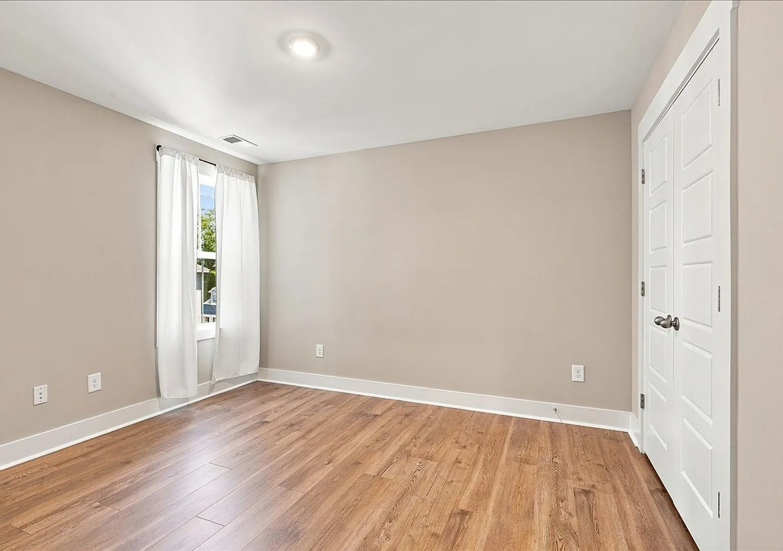 Beautiful 4 Bedroom, 3.5 bath townhome plus additional office/flex space! — Photo 4