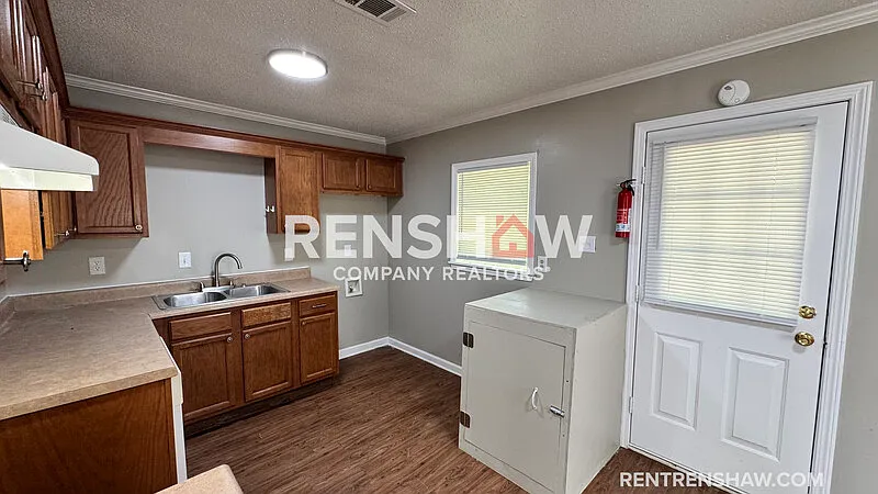3 bed, 1.0 bath, $1,195 — Photo 4