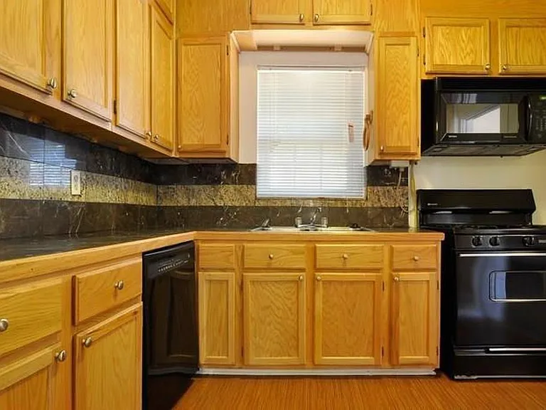 911 Duncan Ln — Photo 6