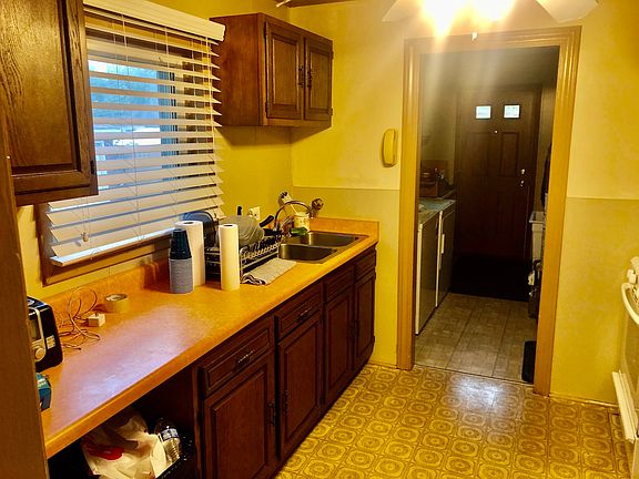 5th image of 566 Jerome Dr