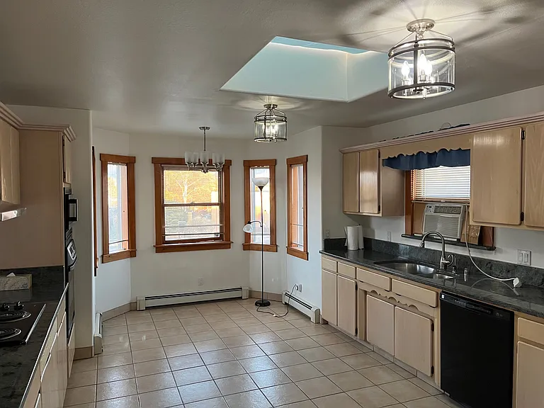 Kitchen/breakfast nook