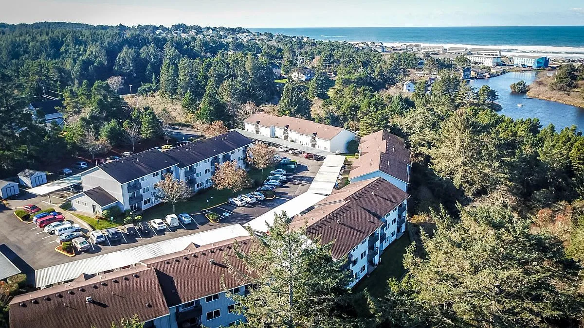 2 bed, 1.0 bath, 876 sqft, $2,000 — Photo 2