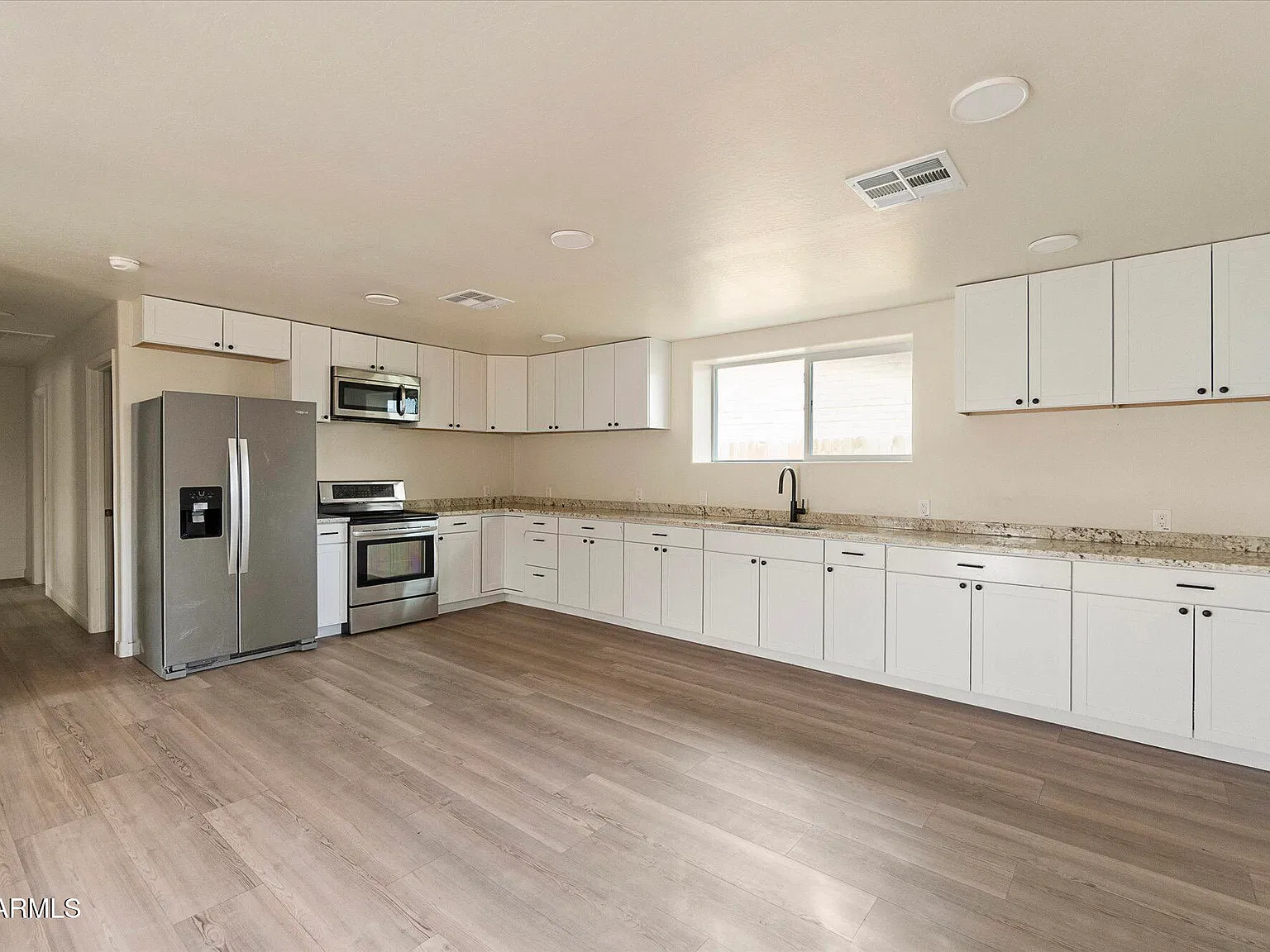3 bed, 2.0 bath, 1364 sqft, $2,100 — Photo 4