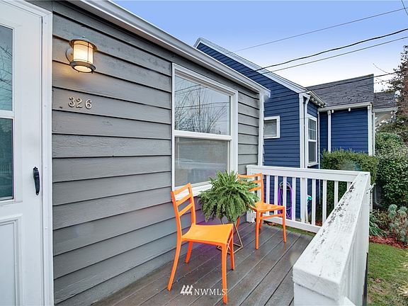 Enjoy the sunset from this west facing deck.